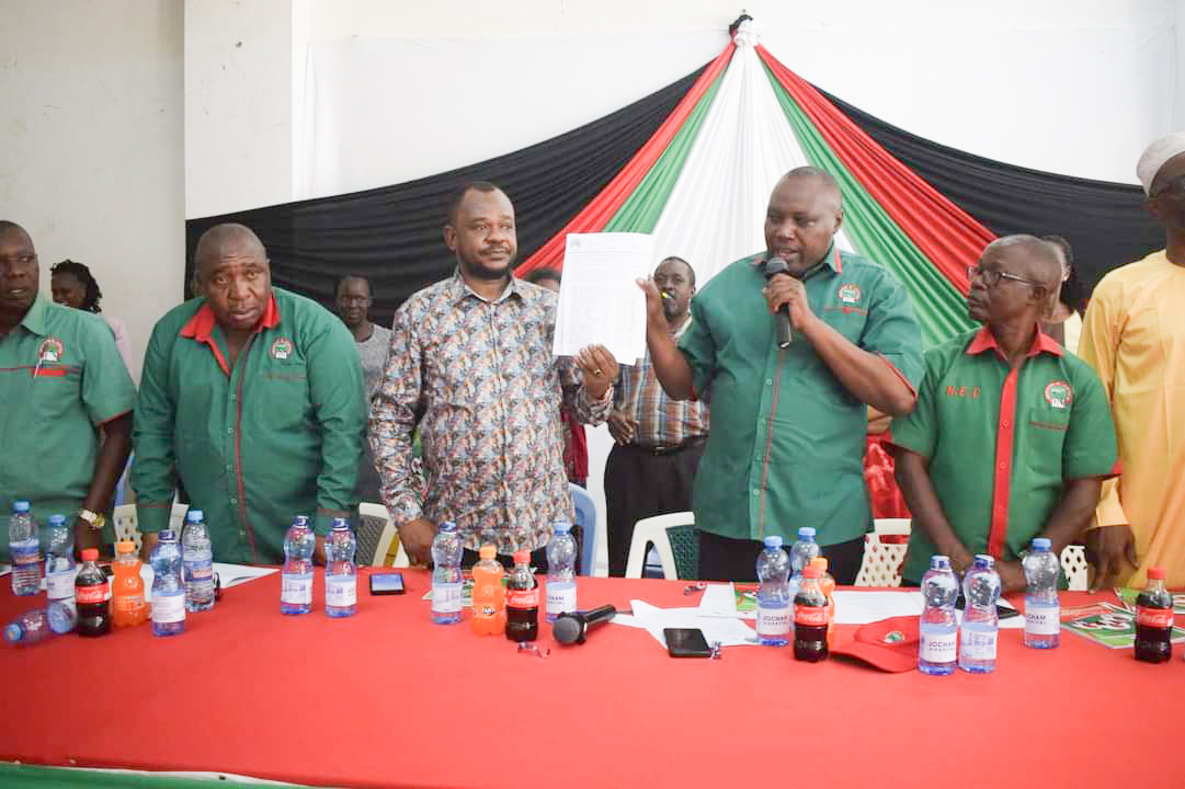 From (L) Jomvu Mp Badi Twalib and KNUT national chairman Patrick Karinga Munuhe holding a copy of Kilindi KNUT members general meeting resolutions.