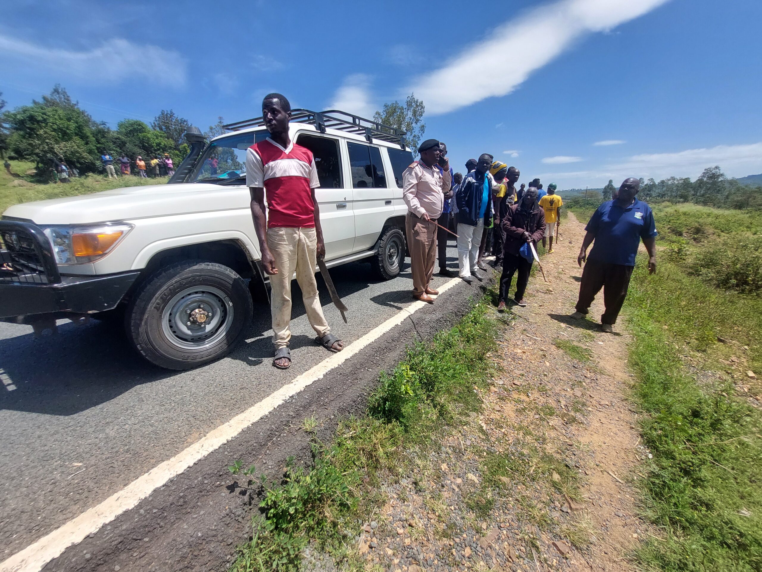 Kisumu County Commissioner (CC) Hussein Alassow Hussein calming down angry youths at Koguta Ngege area in Sondu. Tension remains high in the area following the early morning fresh attacks that left three people dead. Photo by Chris Mahandara