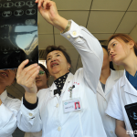 Photo taken on November 1, 2023 shows Maynur Niyaz (C) looks at a patient's medical image with her team. (Photo by Qin Meihua）