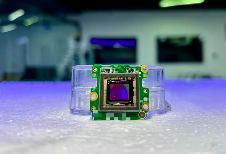 A new type of real-time imaging sensor developed by the research team from Beijing Institute of Technology in Beijing, capital of China. (Xinhua/Zhao Xu)