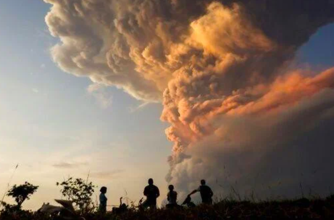 Ash cloud from Mount Lewotobi Laki-Laki