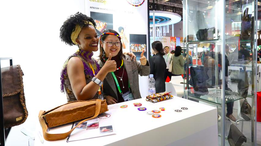 People pose for photos at the booth of South Africa at the 6th China International Import Expo (CIIE) in east China's Shanghai, Nov. 6, 2023. (Xinhua/Fang Zhe)