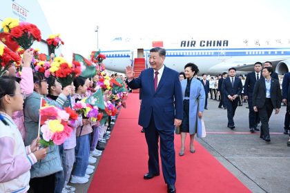 Chinese President Xi Jinping, also general secretary of the Communist Party of China Central Committee and chairman of the Central Military Commission, and his wife Peng Liyuan greet the welcoming crowd in Macao, south China, Dec. 18, 2024. (Xinhua/Xie Huanchi)