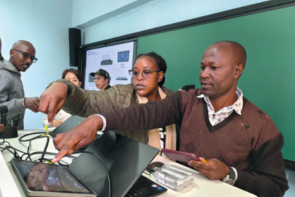 Teaching staff learn how to operate equipment on Friday in a smart classroom in Moi Unversity, Kenya. The smart classrooms were donated by the Shanghai Municipal People's Government and Donghua University in Shanghai. WANG YUXI/CHINA DAILY