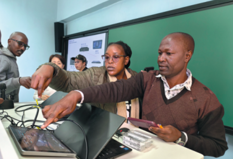 Teaching staff learn how to operate equipment on Friday in a smart classroom in Moi Unversity, Kenya. The smart classrooms were donated by the Shanghai Municipal People's Government and Donghua University in Shanghai. WANG YUXI/CHINA DAILY