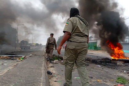 Mozambican security forces are seen next to a burning barricade in Maputo on December 24, 2024. Photo/AFP]