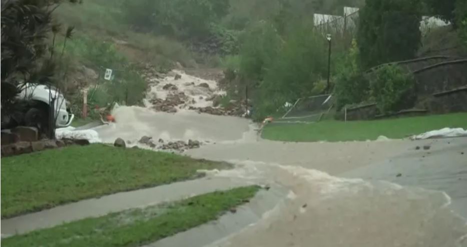 Thousands flee homes as floods hit Australia